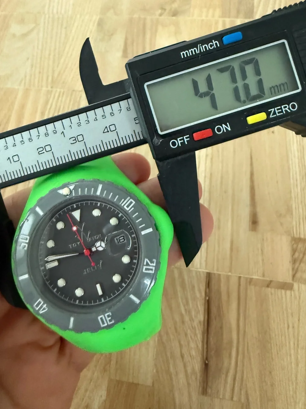 Toy watch jelly green silicone sporty watch NEW BATTERY